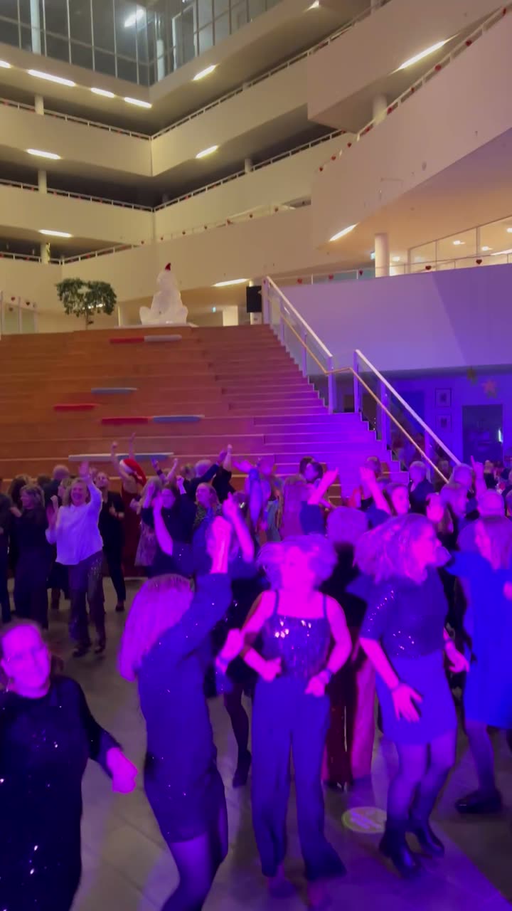 Fyldt dansegulv til en firmafest i et stort atrium